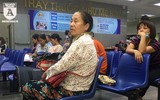 [ẢNH] Người nhà bệnh nhân vạ vật tìm cách tránh nắng nóng kinh người